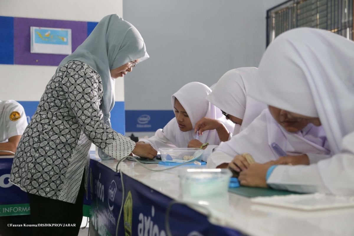 Lulusan SMK Sulit Dapat Kerja: Praktik Minim, Standar Industri Kian Tinggi Link: